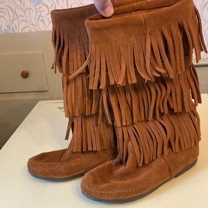 EUC Big Girls suede Minnetonka moccasins